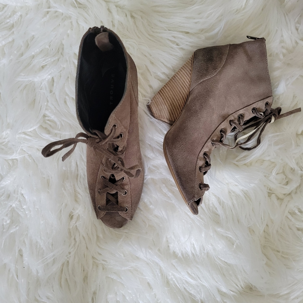 Trouve Culton-Lea Lace-up Booties in Khaki - Picture 2 of 14